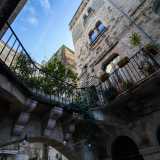 ...e che, a m� di ponticello, mette in comunicazione le antiche palazzine sui lati della via